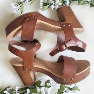 (Faux) leather and wood clog style platform heels